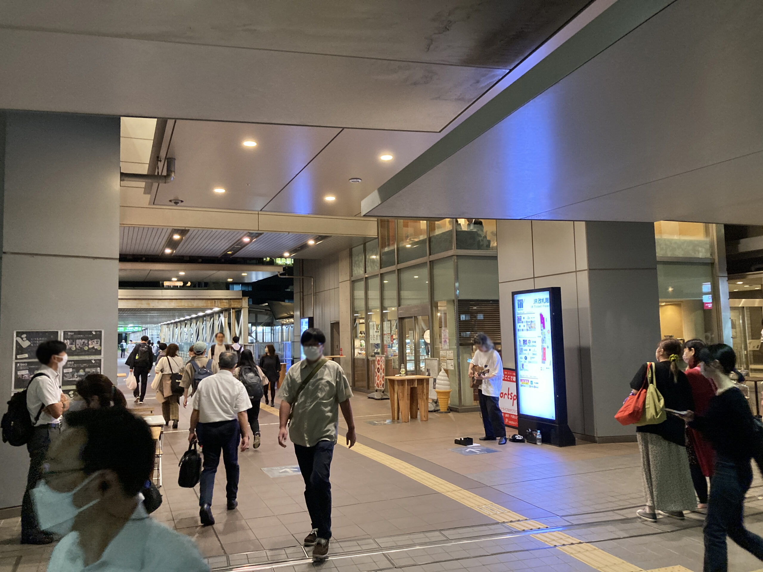 千葉駅で路上ライブ